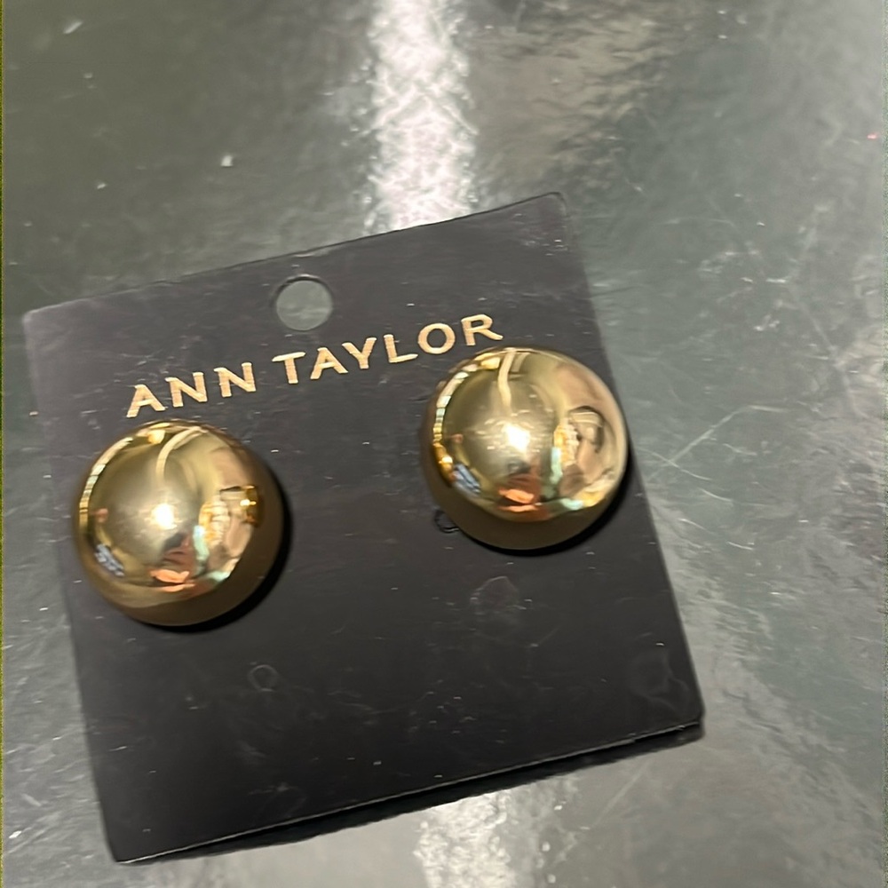 ANN TAYLOR GOLD DOME EARRINGS POST BACK NEW ON CARD